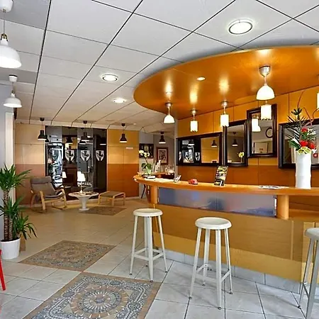 Le Roncevaux 3* פאו