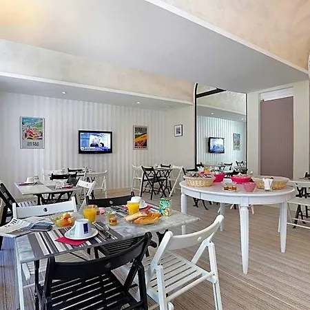 Le Roncevaux מלון 3*