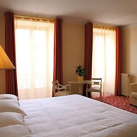 Le Roncevaux 3* פאו