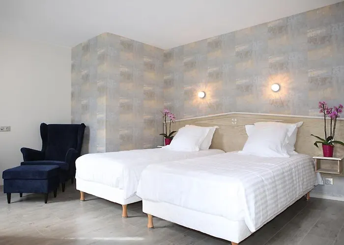 Le Roncevaux 3* По