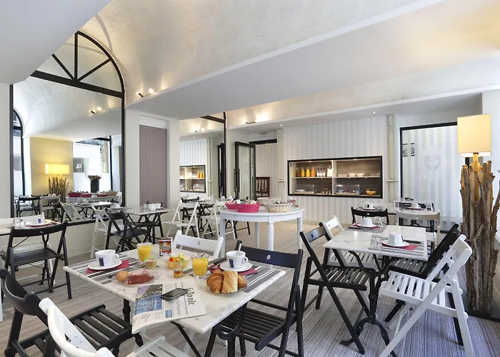 Le Roncevaux 3* По