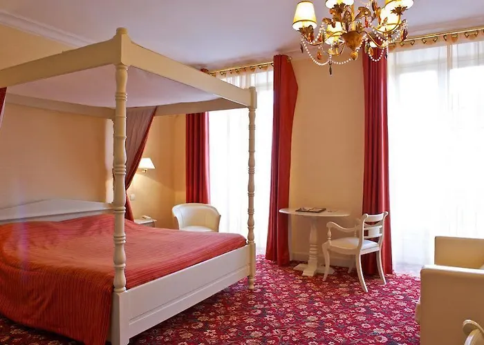 Le Roncevaux 3* По