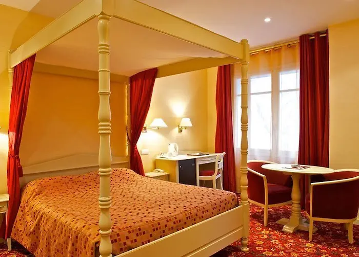 Отель Le Roncevaux 3*