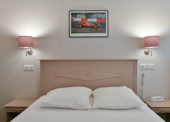 Le Roncevaux 3* По